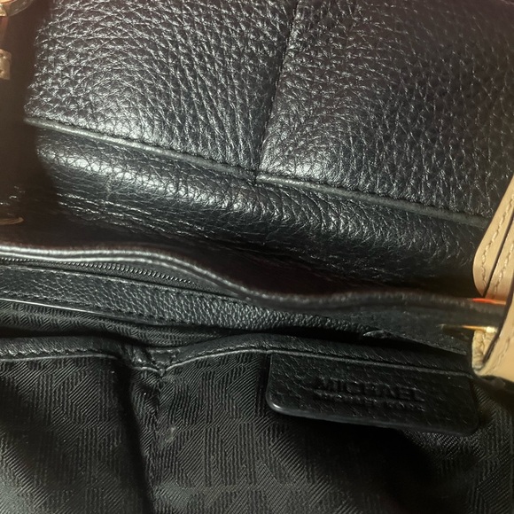 Authentic Michael Kors Purse!!! #0122b - Picture 6 of 13